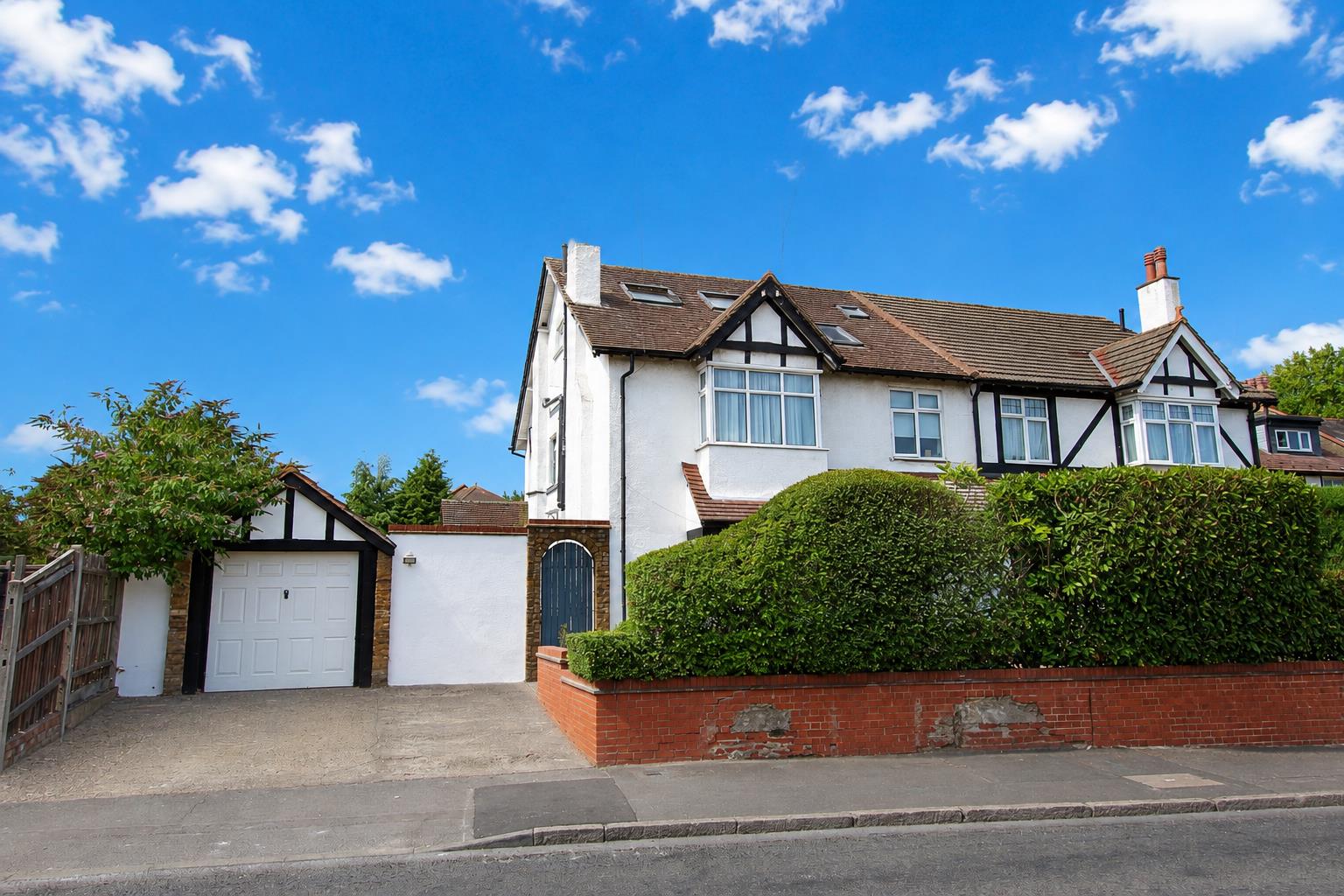 5 bed property in Sandy Lane South, Wallington